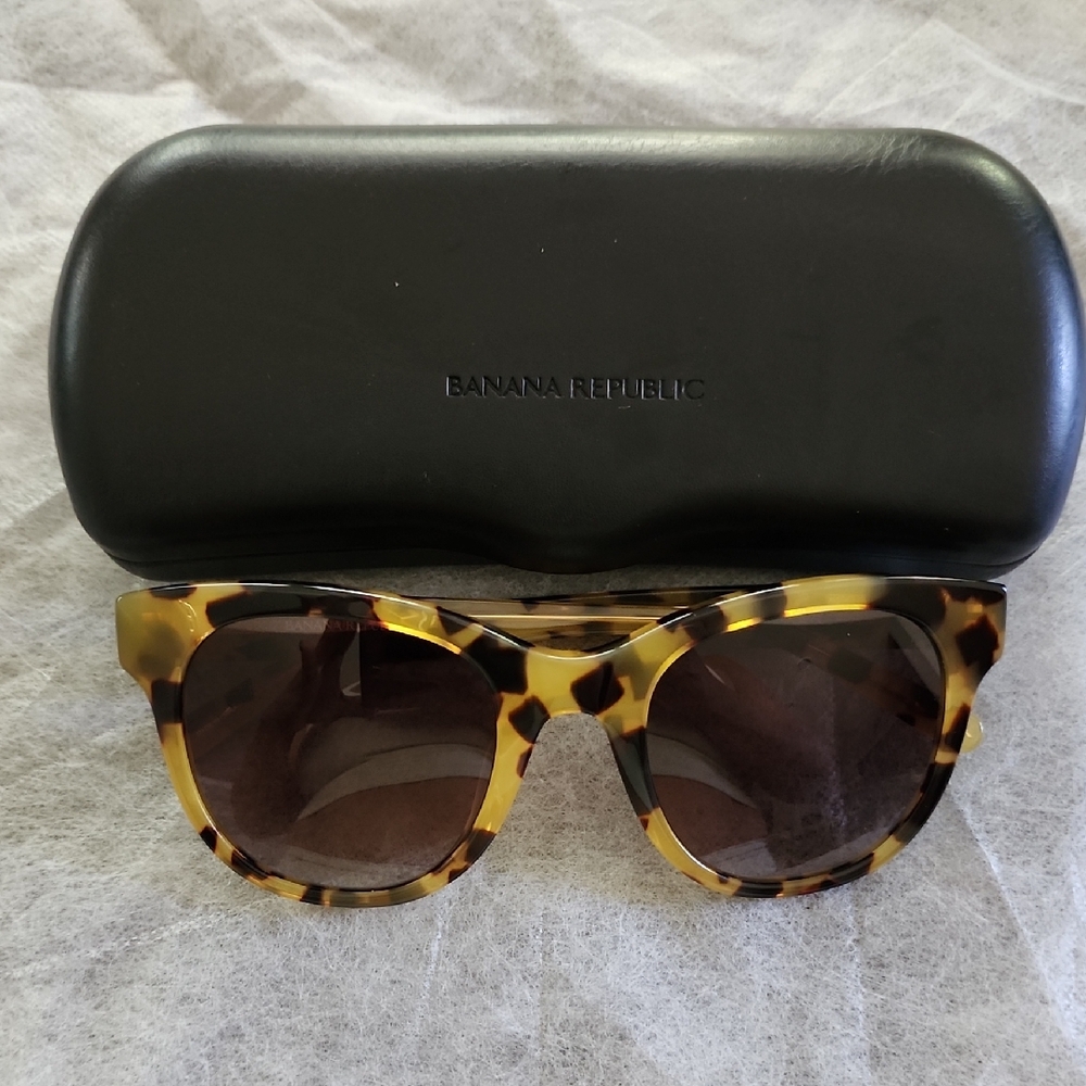 Banana Republic Tortoise Shell Sunglasses with Black Case
